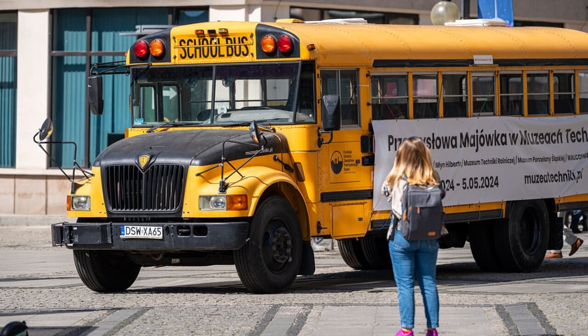 Żółty szkolny autobus na ulicy Oławskiej