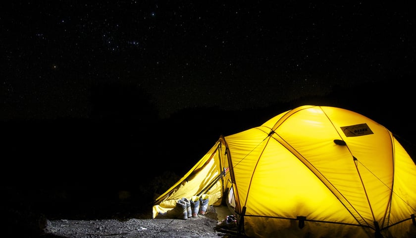 Podświetlony namiot, dookoła noc (zdjęcie ilustracyjne)