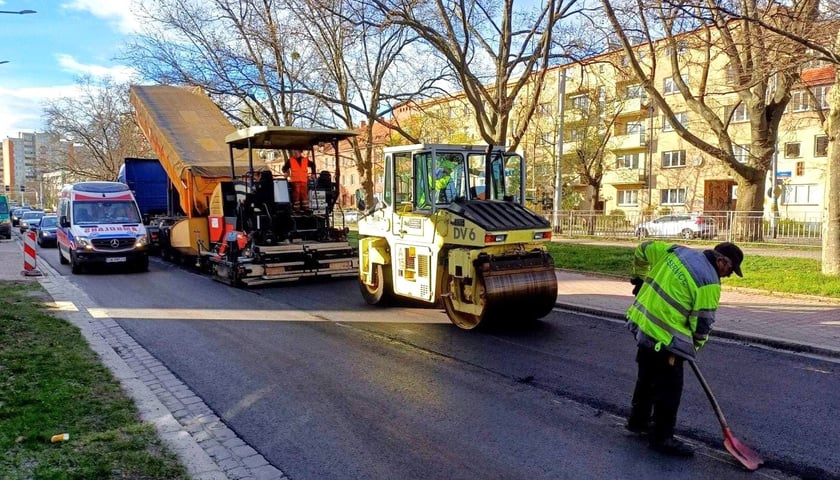 Wymiana nawierzchni na al. Hallera. 