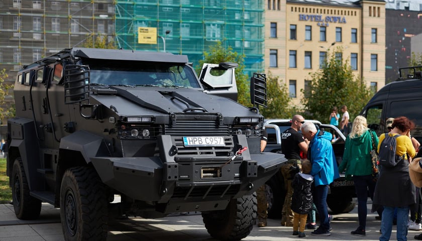 Policyjny transporter opancerzony we Wrocławiu, zdjęcie ilustracyjne