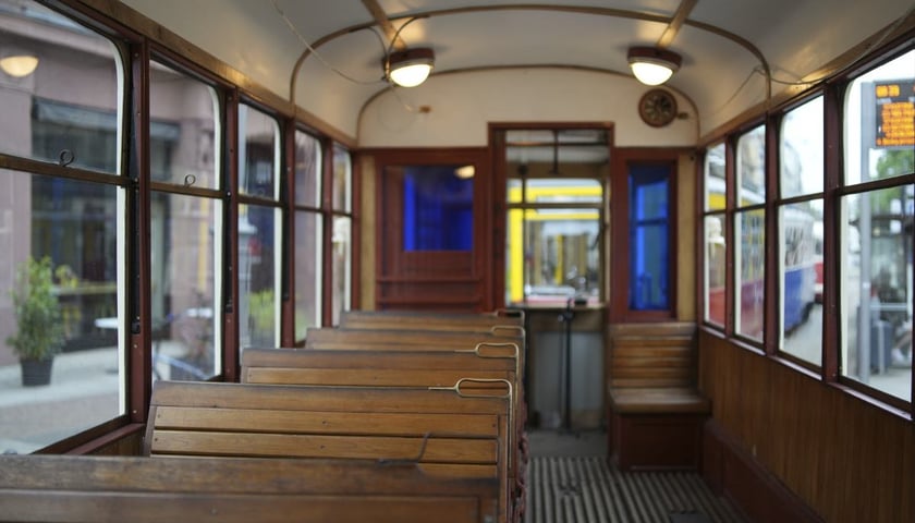 wnętrze zabytkowego tramwaju