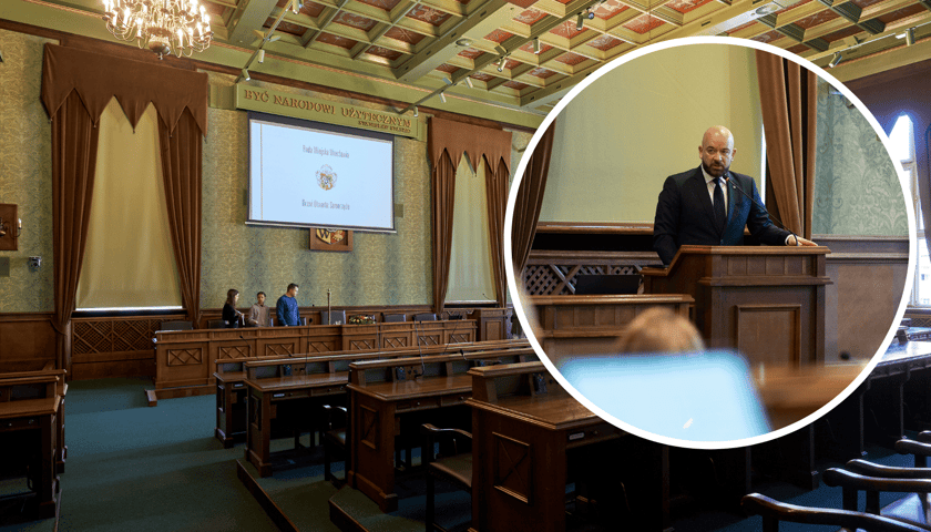 Sala sesyjna, na zdjęciu w kółeczku - prezydent Wrocławia Jacek Sutryk 