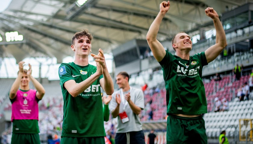 Yehor Matsenko i Jakub Jezierski cieszą się po wygranej z ŁKS-em Łódź