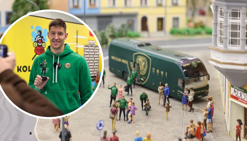 Rafał Leszczyński ze swoją figurką oraz makieta Śląska Wrocław w Kolejkowie
