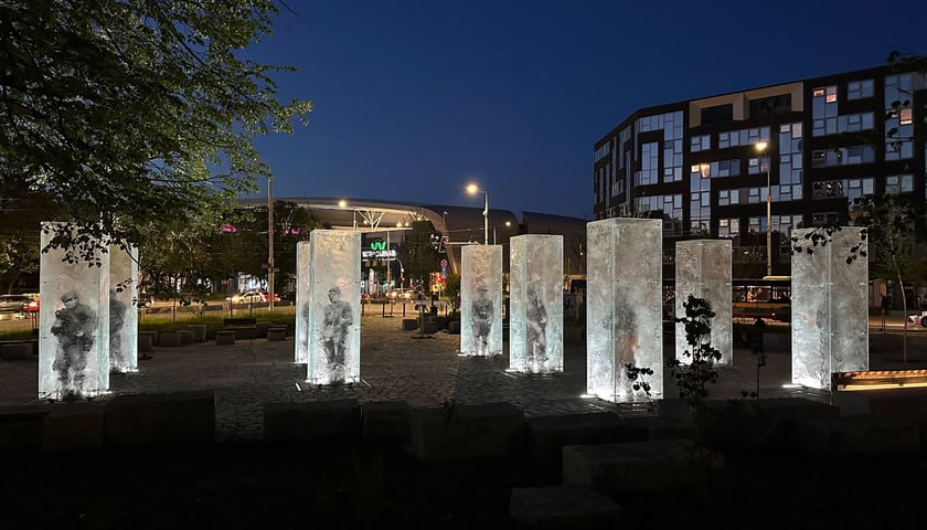W środę odsłonięcie pomnika Żołnierzy Niezłomnych. Uroczystość wieczorem. Monument po zmierzchu robi szczególne wrażenie