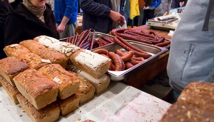 Wrocławski Bazar Smakosza to miejsce, gdzie zaopatrzymy się w ekologiczne mięso i pieczywo. Sprawdź, gdzie jeszcze kupić świeże produkty we Wrocławiu!