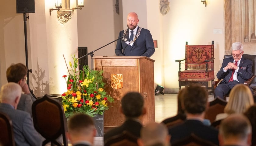 Uroczysta inauguracja kadencji Rady Miejskiej Wrocławia w Starym Ratuszu. Na zdjęciu przemawiający Jacek Sutryk, prezydent Wrocławia
