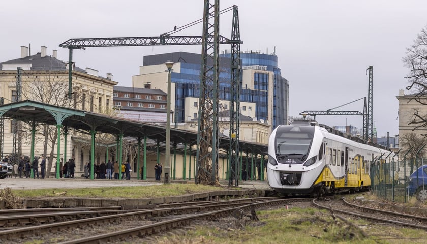 Szynobus na Dworcu Świebodzkim, zdjęcie archiwalne