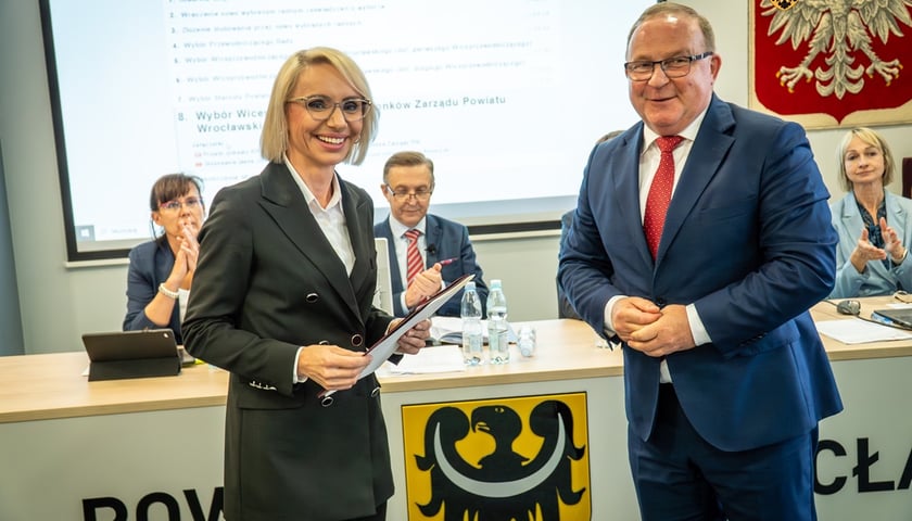 Włodzimierz Chlebosz, nowy starosta wrocławski, odbiera gratulacje po ogłoszeniu wyników głosowania radnych