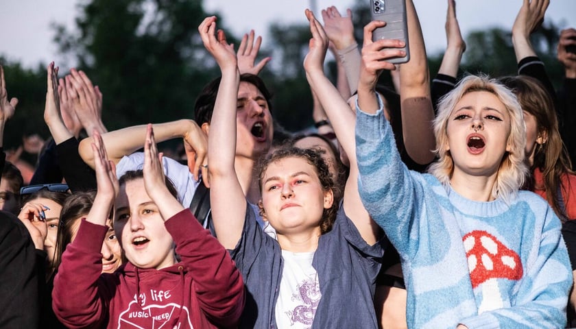 Tłum bawiącej się młodzieży. Juwenalia 2023, Wittigowo 
