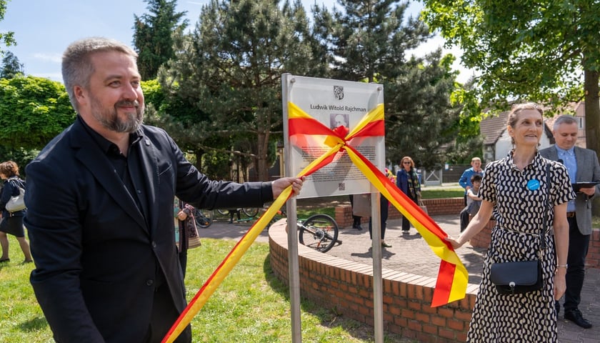 Uroczystość nadania skwerowi na Muchomorze Małym imienia Ludwika Rajchmana, twórcy UNICEF. Po lewej Radosław Michalski, dyrektor Wydziału Promocji Miasta i Turystyki, po prawej Marta Balińska, prawnuczka szefa UNICEF