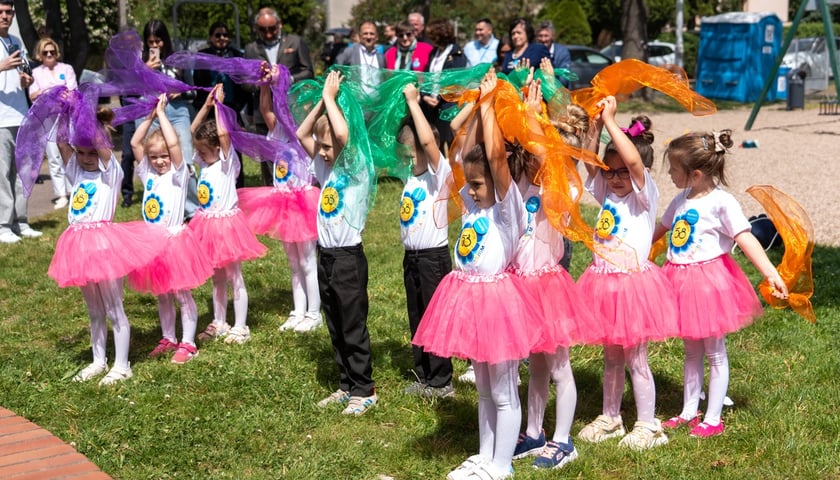 Uroczystość nadania skwerowi na Muchomorze Małym imienia Ludwika Rajchmana, twórcy UNICEF.