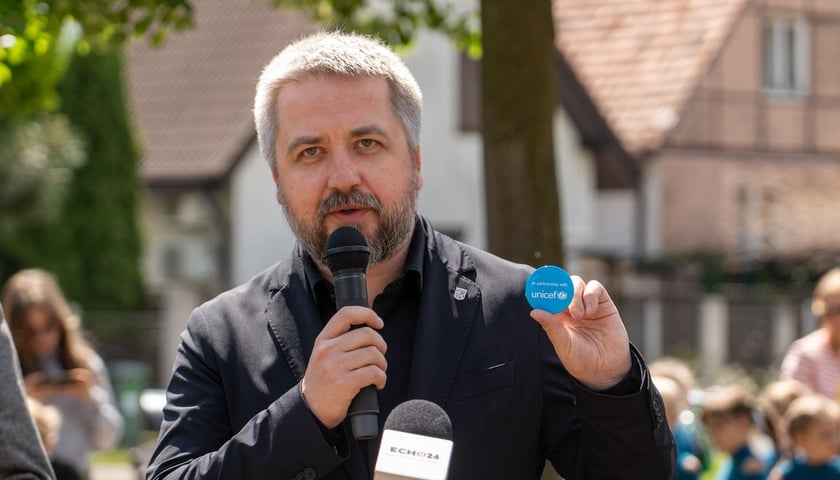 Radosław Michalski. Uroczystość nadania skwerowi na Muchomorze Małym imienia Ludwika Rajchmana, twórcy UNICEF.