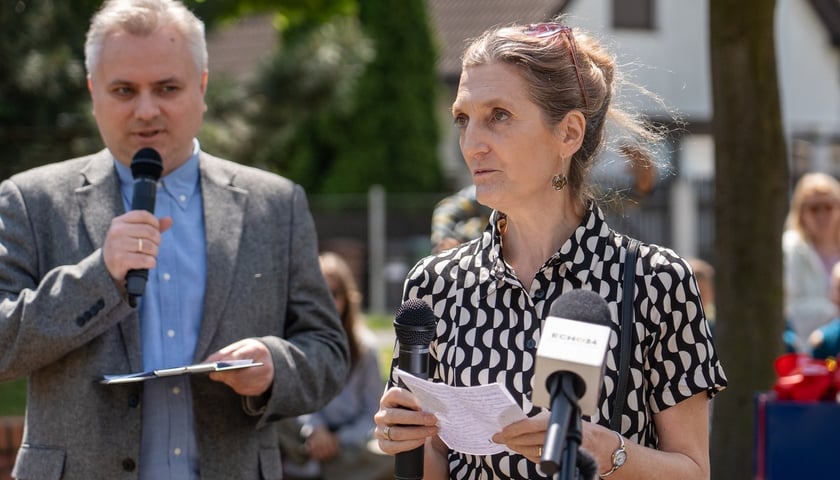 Uroczystość nadania skwerowi na Muchomorze Małym imienia Ludwika Rajchmana, twórcy UNICEF.