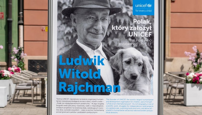Uroczystość nadania skwerowi na Muchomorze Małym imienia Ludwika Rajchmana, twórcy UNICEF.