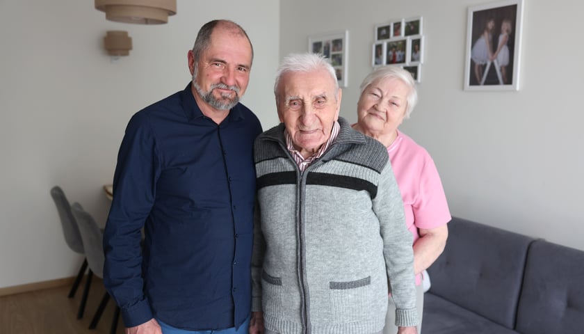 Od lewej: Dariusz Stapiński, syn 100-letniego Franciszka (w środku), a po prawej żona Danuta