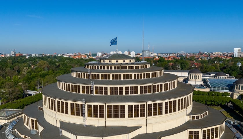 Hala Stulecia. Unijna flaga na szczycie Hali Stulecia, w tle panorama Wrocławia