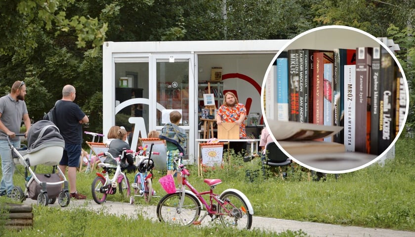 Biblioteka Sąsiedzka na Zakrzowie i pokaz teatru kamishibai (zdjęcie główne), księgozbiór z biblioteki (zdjęcie w kółku) 