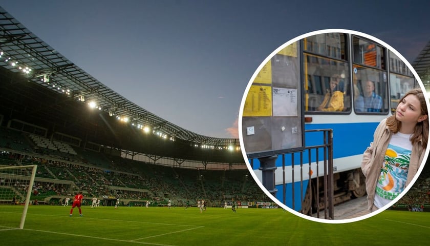 Zdjęcie ilustracyjne przedstawia stadion i pasażerkę na przystanku komunikacji miejskiej.