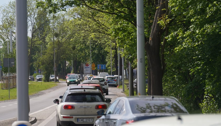 Samochód uderzył w drzewo na Strzegomskiej. Tworzą się duże korki