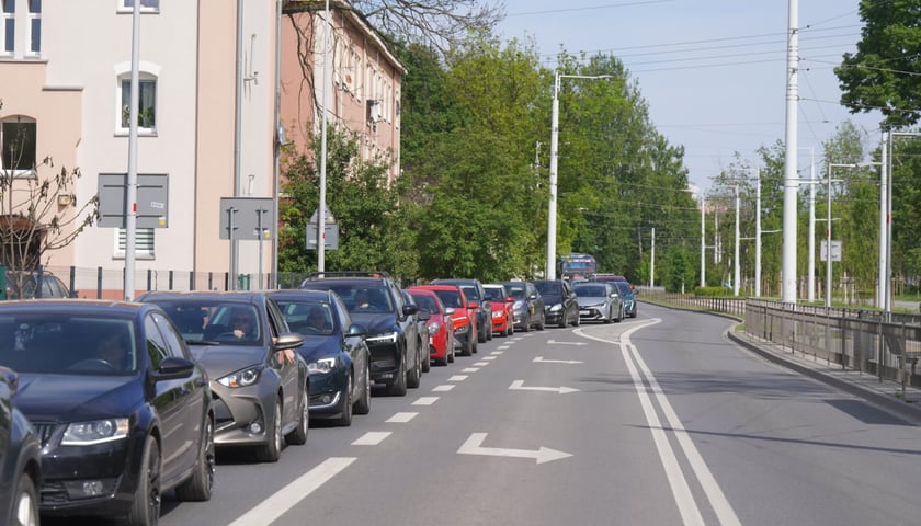 Samochód uderzył w drzewo na Strzegomskiej. Tworzą się duże korki