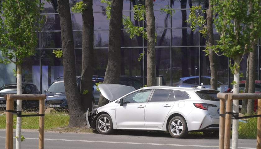 Samochód uderzył w drzewo na Strzegomskiej. Tworzą się duże korki