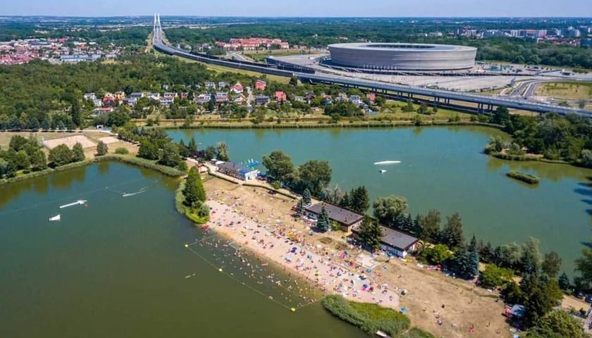 Kąpielisko Glinianki w tle stadion, zdjęcie lotnicze