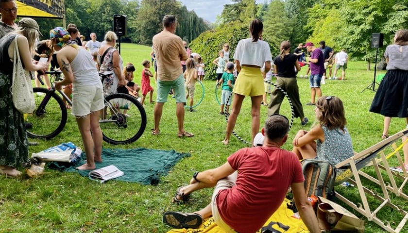 Wrocławianie na pikniku rowerowym w parku