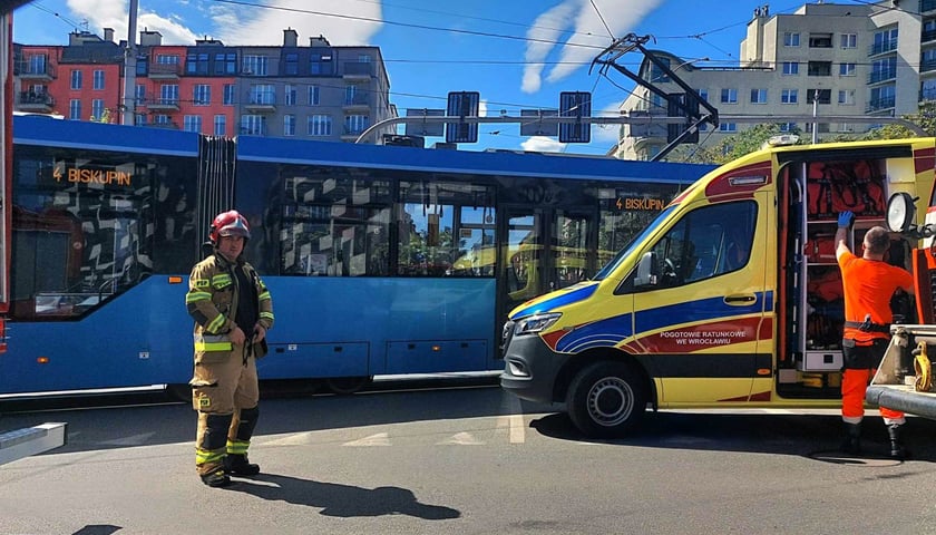 Na skrzyżowaniu ulic Pułaskiego i Kościuszki motocyklista zderzył się z tramwajem.