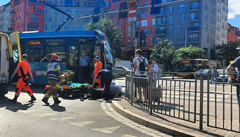 Na skrzyżowaniu ulic Pułaskiego i Kościuszki motocyklista zderzył się z tramwajem.