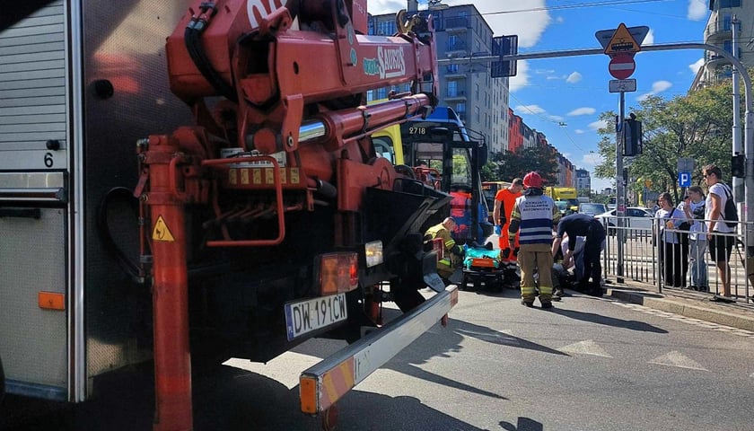 Na skrzyżowaniu ulic Pułaskiego i Kościuszki motocyklista zderzył się z tramwajem.