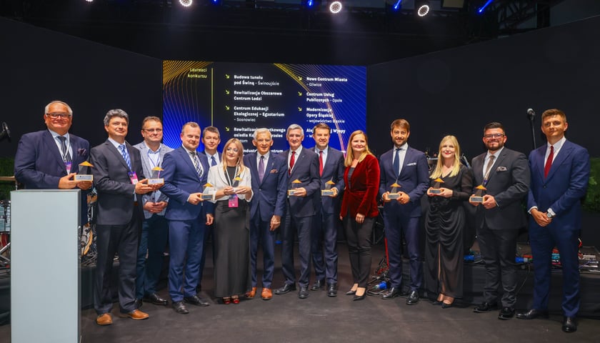 Zdjęcie grupowe z wręczenia nagrody Top Inwestycje Komunalne podczas XVI Europejskiego Kongresu Gospodarczego w Katowicach