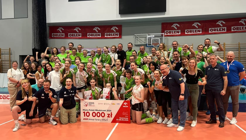 #VolleyWrocław - drużyna mistrzyń Polski młodziczek pozująca do grupowego zdjęcia wraz z czekiem za zwycięstwo