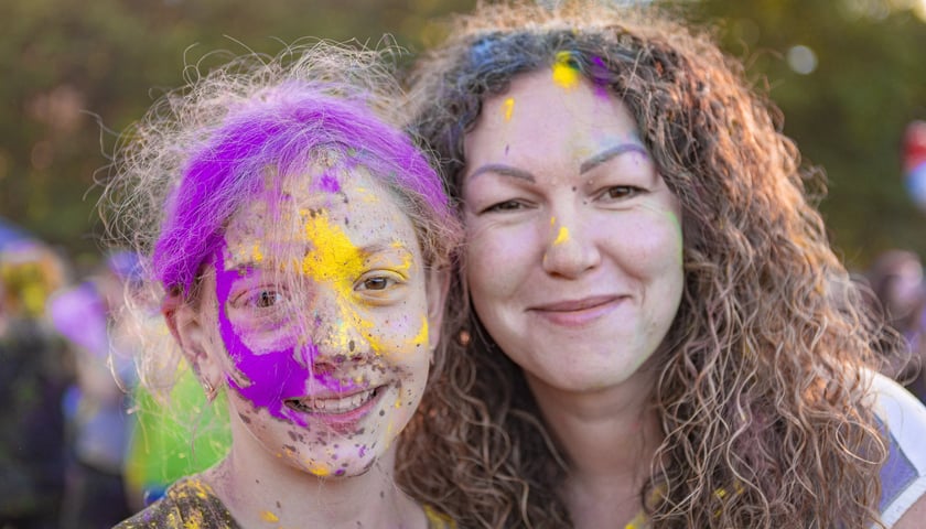 Dwie twarze - dziewczynki i kobiety - obsypane kolorowym proszkiem Kolor Fest – Dzień Kolorów Holi (12.05.2024)