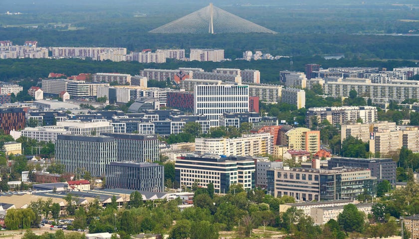 Panorama Wrocławia z tarasu widokowego na Sky Tower. Na zdjęciu widać zabudowę Wrocławia, bloki, kamienice. 