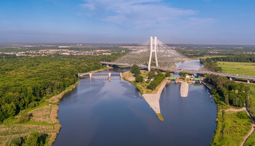 Stopień wodny Rędzin (w te widać majestatyczny most Rędziński)