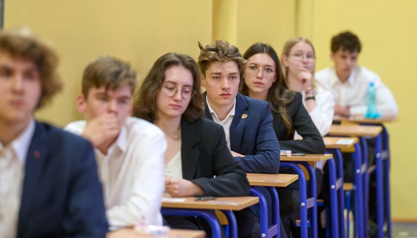 Matura 2024 w LO nr 3 we Wrocławiu. Uczniowie w ławkach. Zdjęcie ilustracyjne