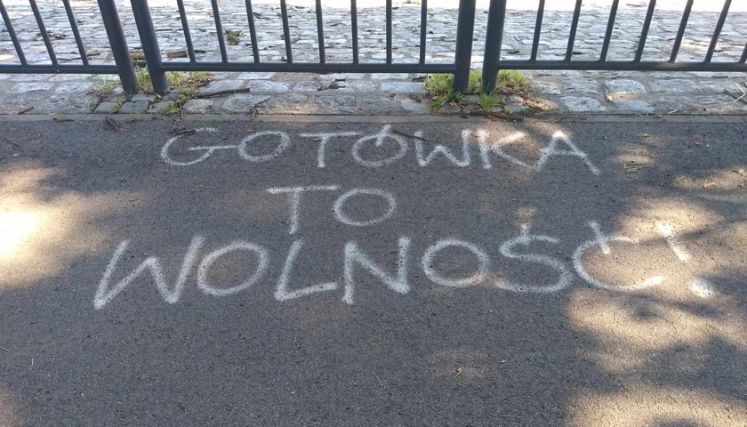 Napisy na ścieżce rowerowej