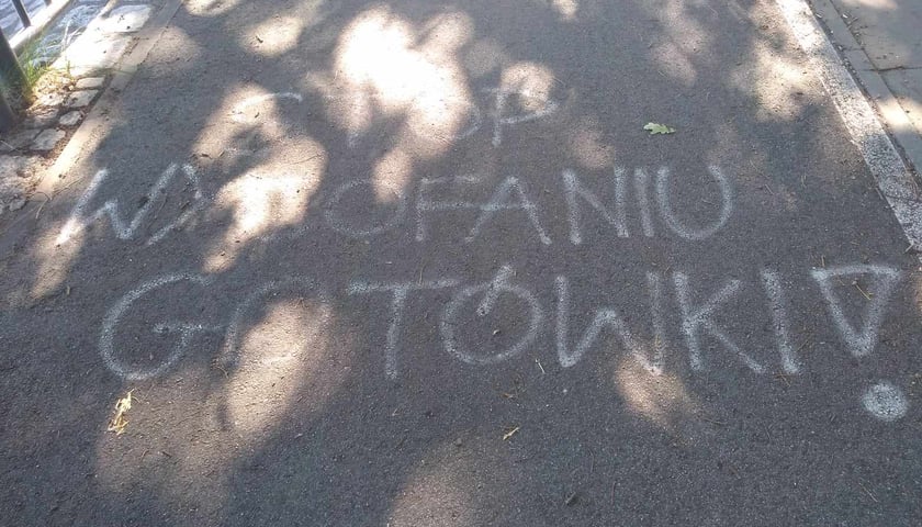 Napisy na ścieżce rowerowej