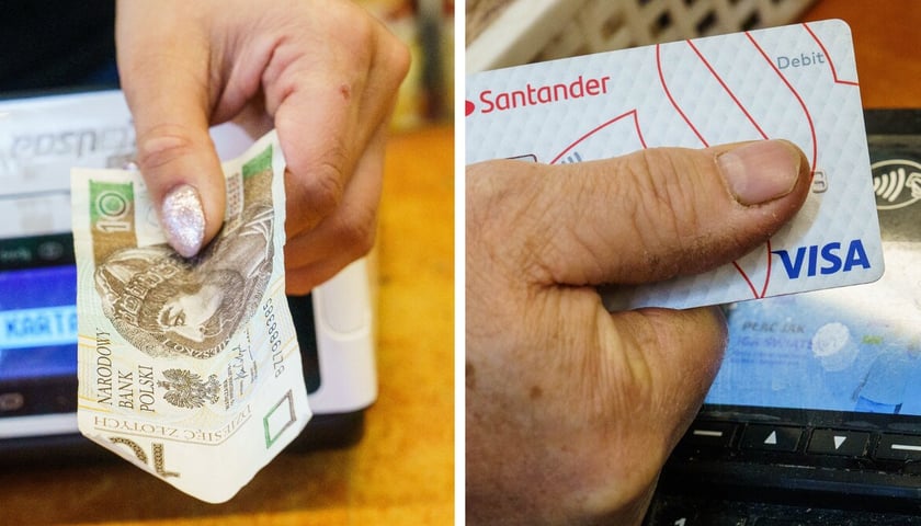 Zdjęcie po lewej: w dłoni banknot 10-złotowy; zdjęcie po prawej:  w dłoni karta debetowa (zdjęcie ilustracyjne)
