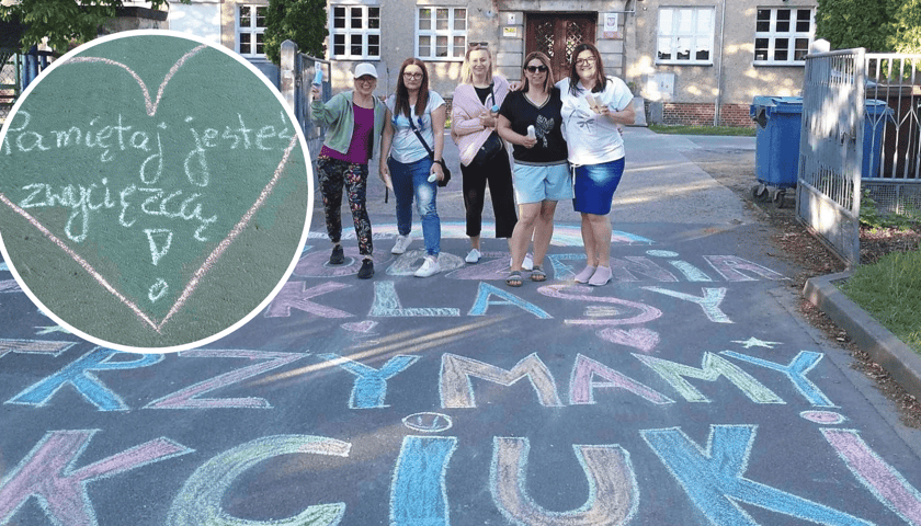 Grupa mam uczniów z SP26 na Maślicach przed szkołą. Stoją przy napisie "Powodzenia 8 klasy. Trzymamy kciuki". Z lewej w kółku hasło "Pamiętaj, jesteś zwycięzcą!"