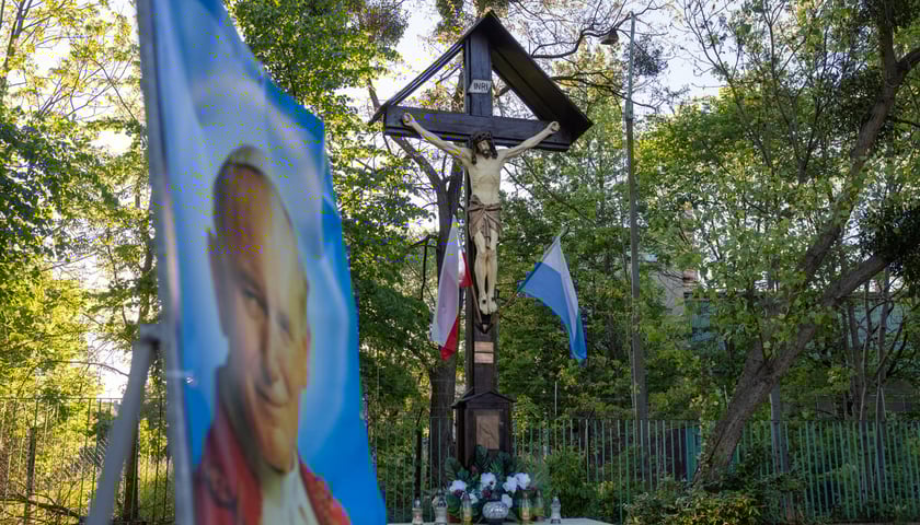 Krzyż stojący przy ul. Bora-Komorowskiego na Zakrzowie. Zarówno krzyż jak i figura powstały według bliźniaczego wzoru co w przypadku krzyża na granicy Biskupina i Dąbia.