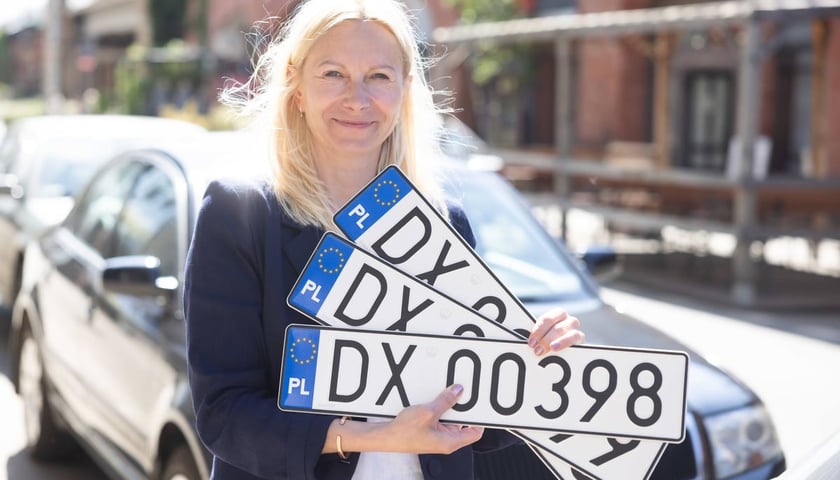 Elżbieta Fedorowska, kierowniczka Działu Obsługi Rejestracji Pojazdów Urzędu Miejskiego Wrocławia z tablicami rejestracyjnymi zaczynającymi się na DX