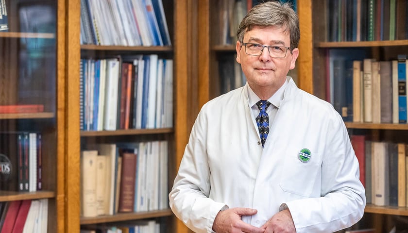 Prof. dr Leszek Szenborn, specjalista pediatra i chorób zakaźnych, kierownik Katedry i Kliniki Pediatrii i Chorób Infekcyjnych Uniwersytetu Medycznego we Wrocławiu