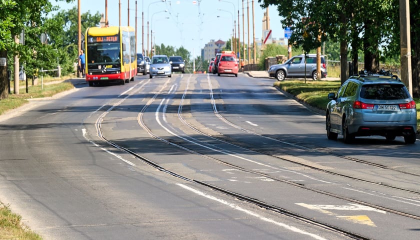 Reymonta to jedna z głównych ulic Wrocławia. Panuje tu duży ruch samochodowy, a także kursują trzy linie tramwajowe i dwie autobusowe. 