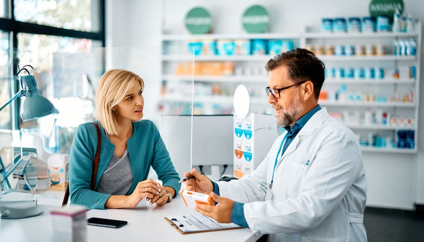 Farmaceuta sprzedaje lek klientce (zdjęcie ilustracyjne)