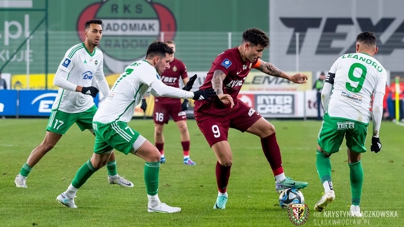 Erik Exposito i piłkarze Radomiaka Radom w walce o piłkę