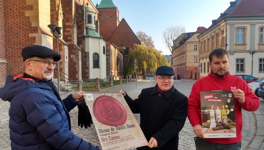 Prof. Piotr Karpeta (od lewej), ks. proboszcz Paweł Cembrowicz i rzecznik Caritasu Paweł Trawka zachęcają do  pomocy w pakowaniu paczek dla potrzebujących na święta, kupowania świec Caritasu i przyjścia na koncert wigilijny w katedrze. 