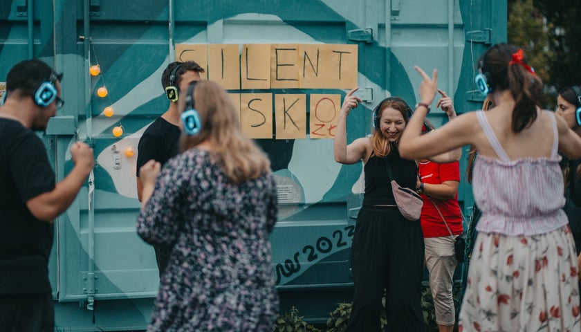 Impreza silent disco. Zdjęcie archiwalne, wykonane w trakcie jednego z minionych wydarzeń organizowanych w ramach Mikrograntów.