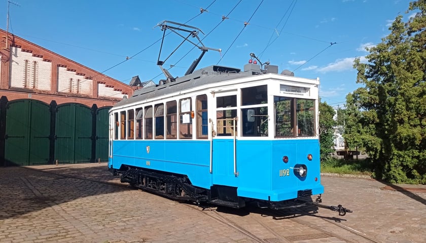 Wyremontowany tramwaj LH Standard z 1929 roku, na tle dawnej zajezdni przy ulicy Legnickiej